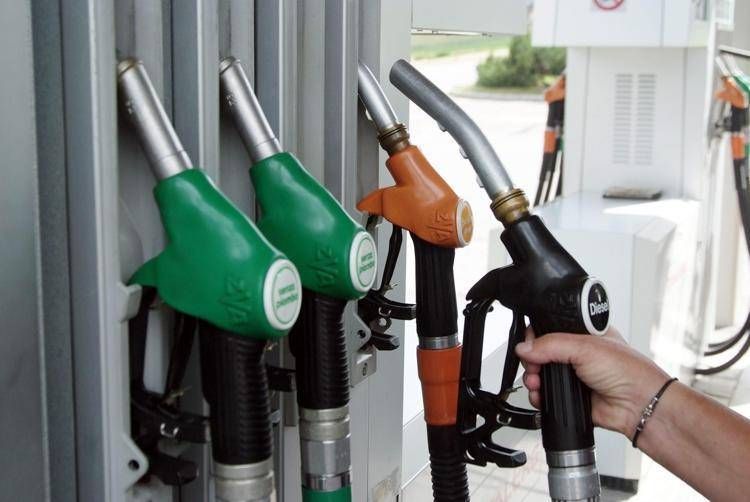 Caro carburanti, taglio delle accise sul gasolio prorogato al 25 agosto. Meloni: "Cerchiamo di contenere i rincari"