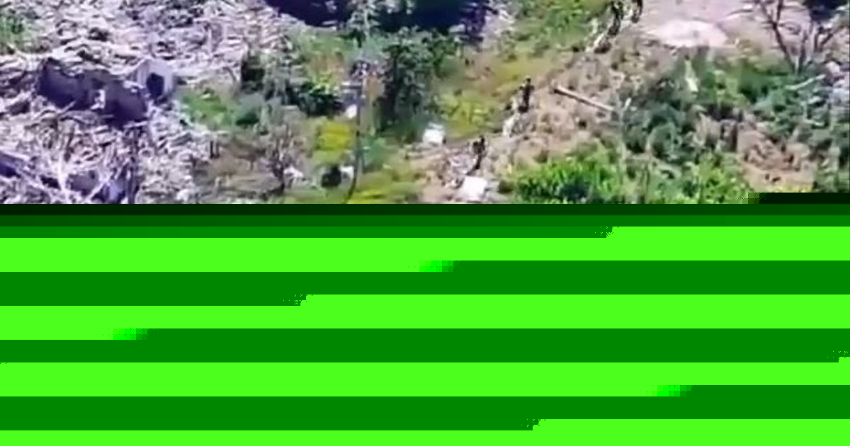 Пятеро рашистов не заметили украинский FPV-дрон, который сопровождал их до здания, и были ликвидированы одним ударом. ВИДЕО