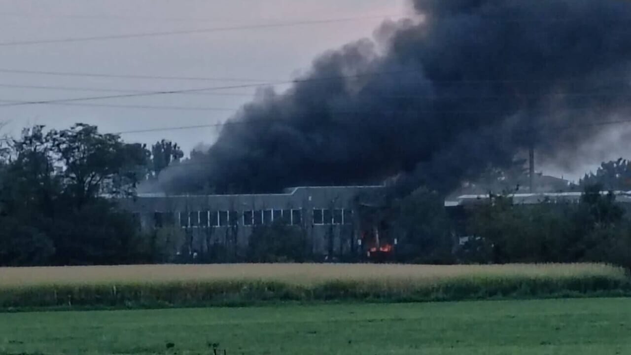 Incendio in un’azienda di smaltimento rifiuti nel Milanese: l’intervento dei vigili del fuoco
