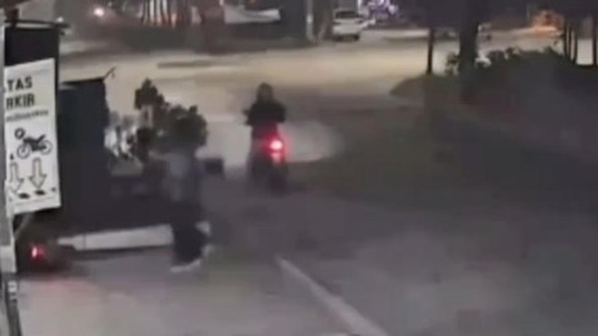 Wanita di Bekasi Dipepet Kawanan Begal hingga Jatuh, Motor Dirampas