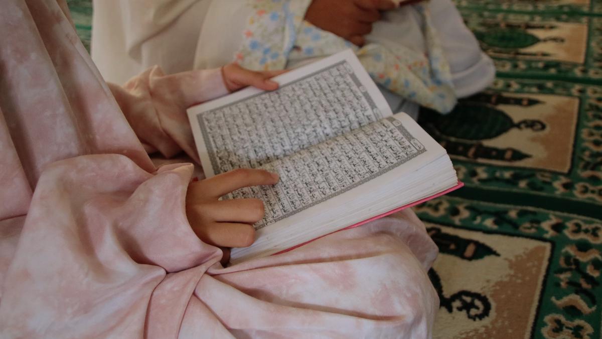 Ayat Al-Qur'an tentang Persaudaraan Sesama Muslim, Ukhuwah Islamiyah dan Hikmahnya