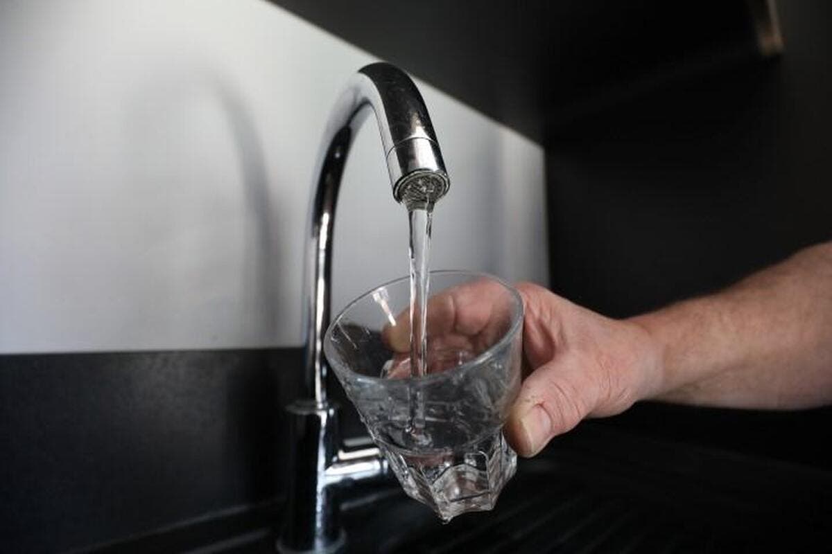 La rédaction répond | Est-ce risqué de boire l’eau du robinet quand elle est chaude ?