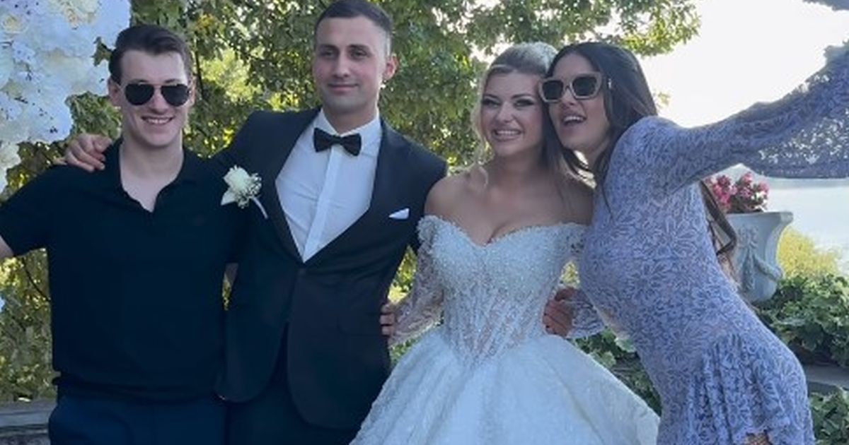 Tanja Savić u izazovnoj haljini, izrez do kuka, ispod mrežaste čarape: Svadba u Smederevu, pevačica blista