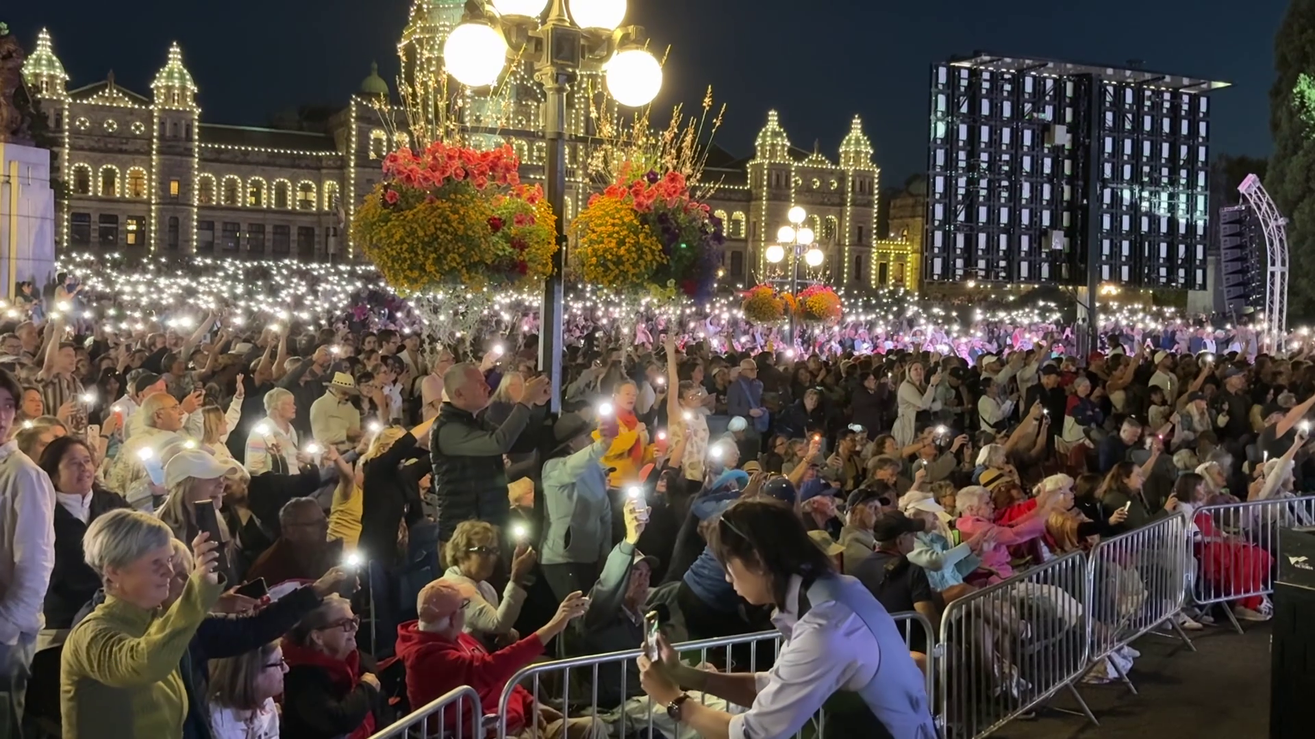 Tens of thousands pack Victoria’s Inner Harbour for star-studded David Foster concert