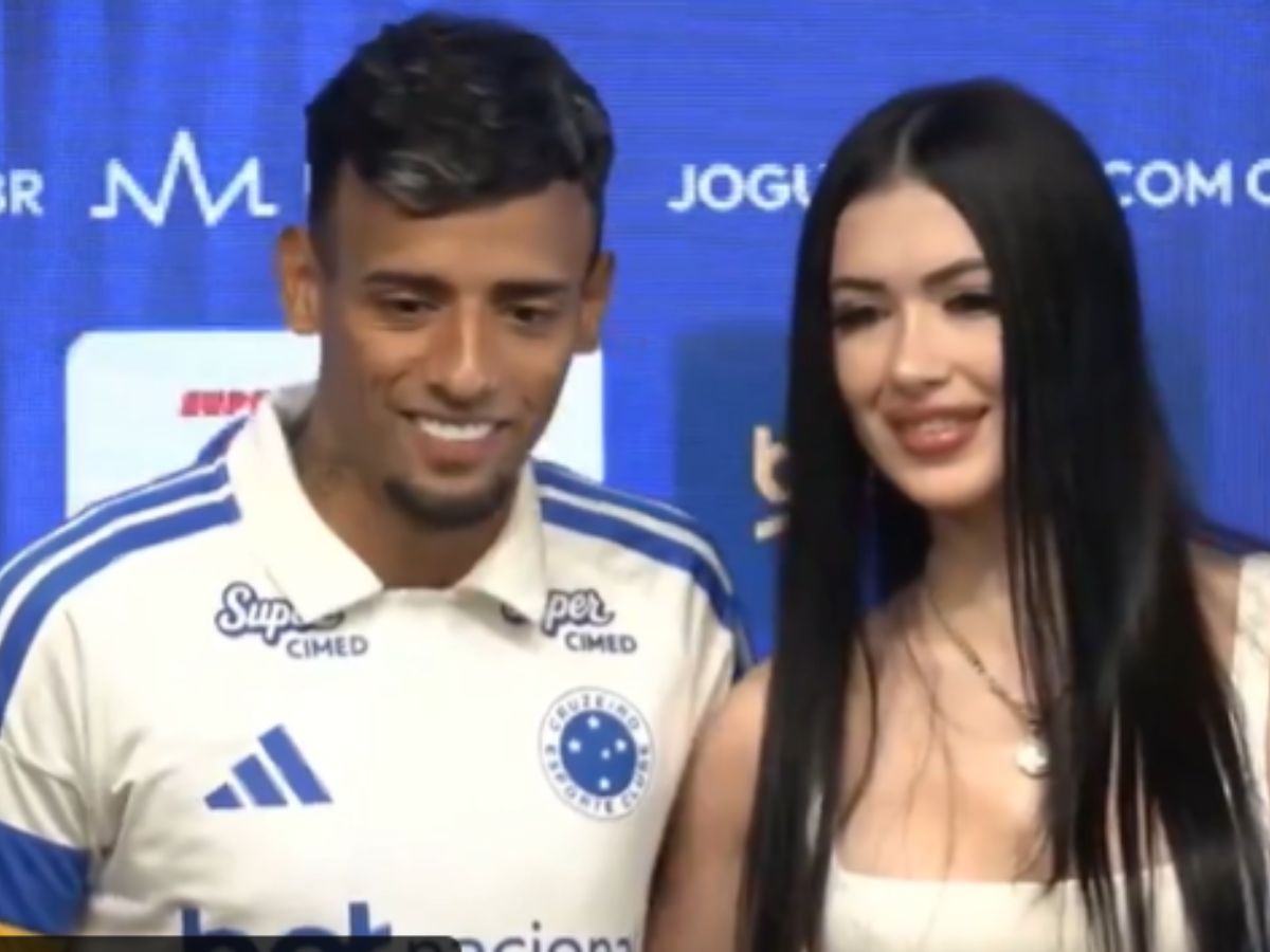 WATCH Video: Luciano Rodriguez Left Red-Faced as Uruguay’s ‘Kim Kardashian’ Antonela Ciavaglia Walks Away From Kiss at Cruzeiro Presentation