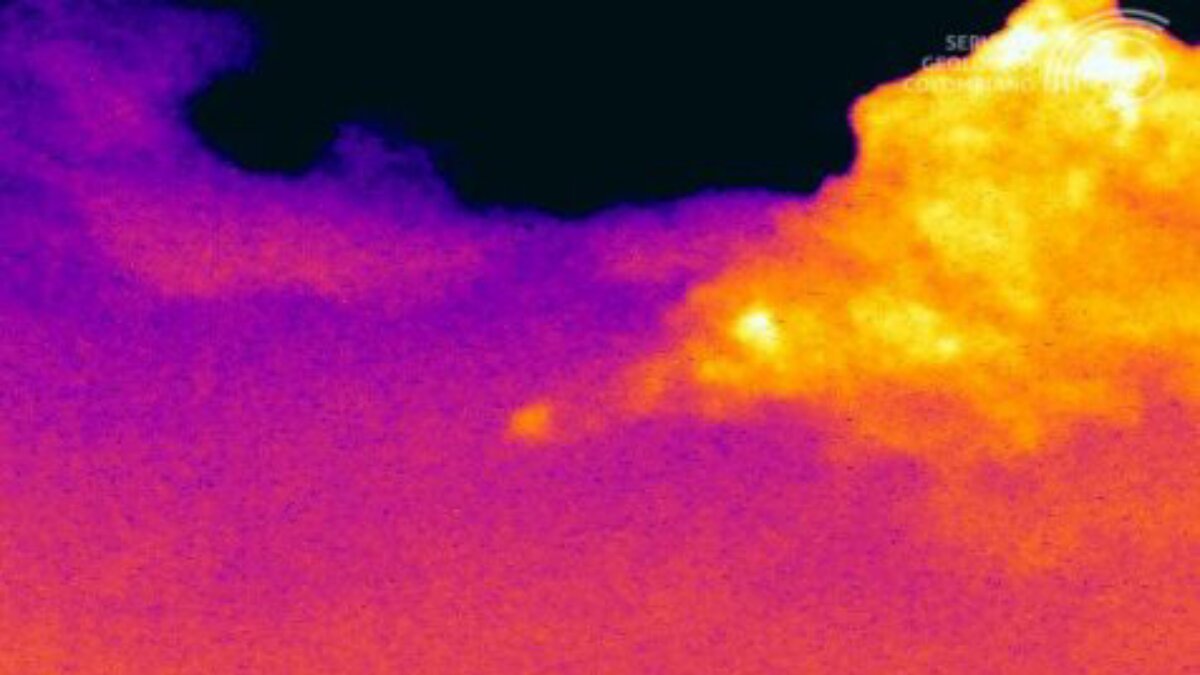 El volcán Puracé, en Colombia, mantiene la alerta naranja tras nuevas emisiones de ceniza