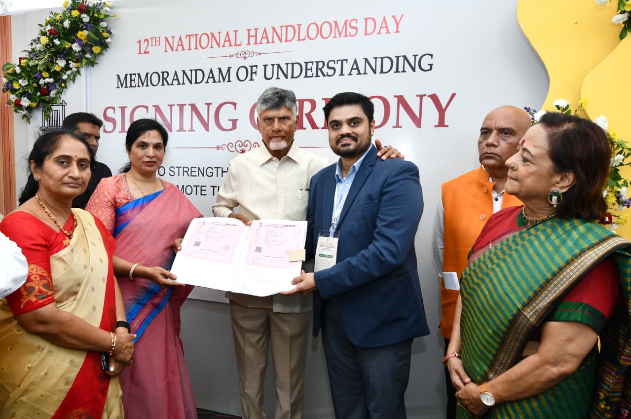 Chief Minister launch ‘Netanna Sevalo’ Scheme at Chirala to benefit 71,536 handloom families at Rs.25,000 per family