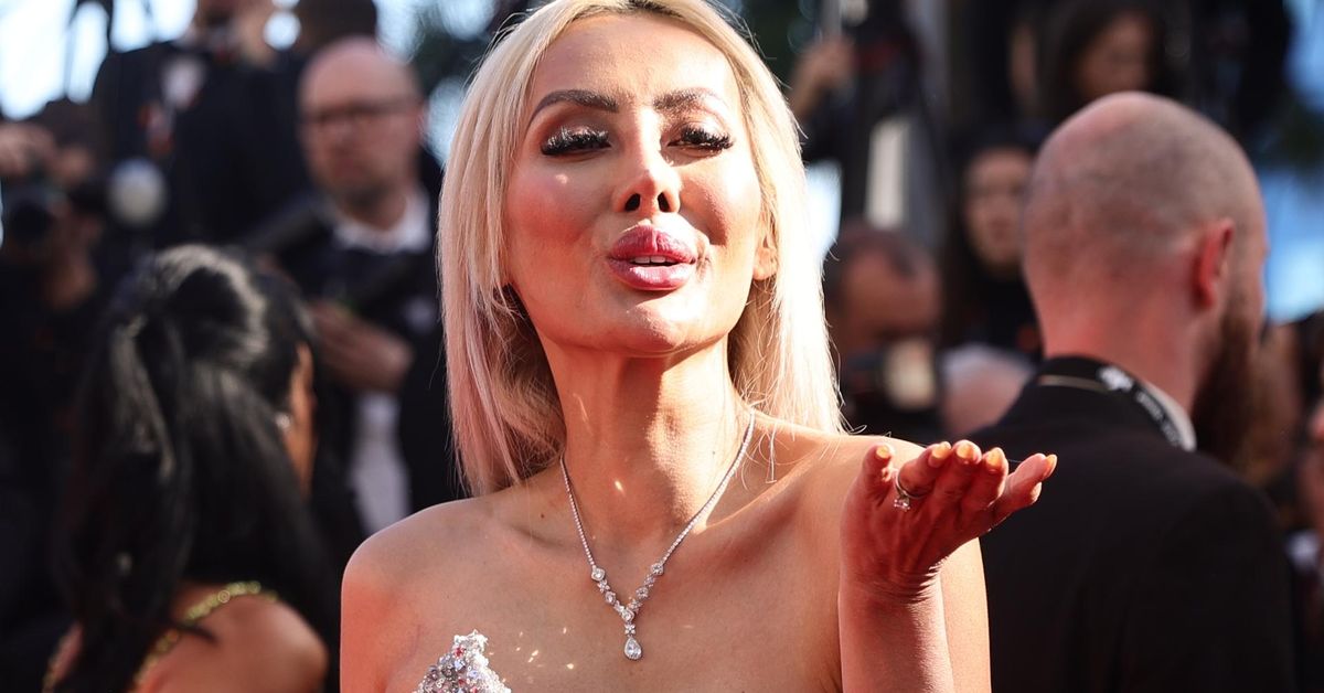 Ni uñas rojas ni naranjas: 12 diseños de manicuras azules para presumir de bronceado con el color más en tendencia del verano