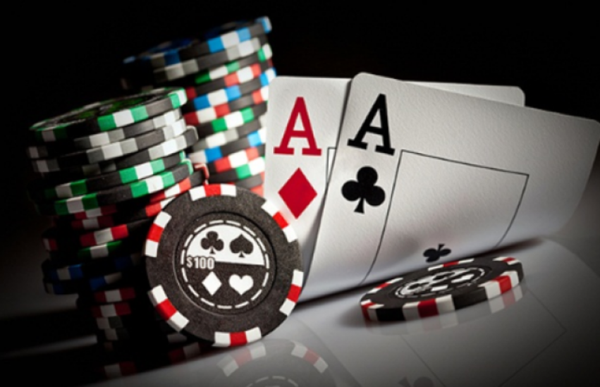Aksion policor në Deçan: Kapet armë automatike dhe pajisje pokeri, tre të arrestuar