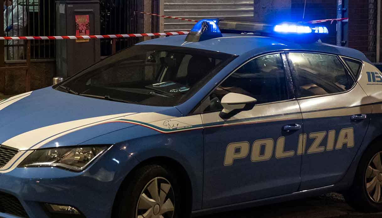 Ricercato internazionale per truffa scovato in un hotel di Rimini con i due figli minori: blitz e arresto