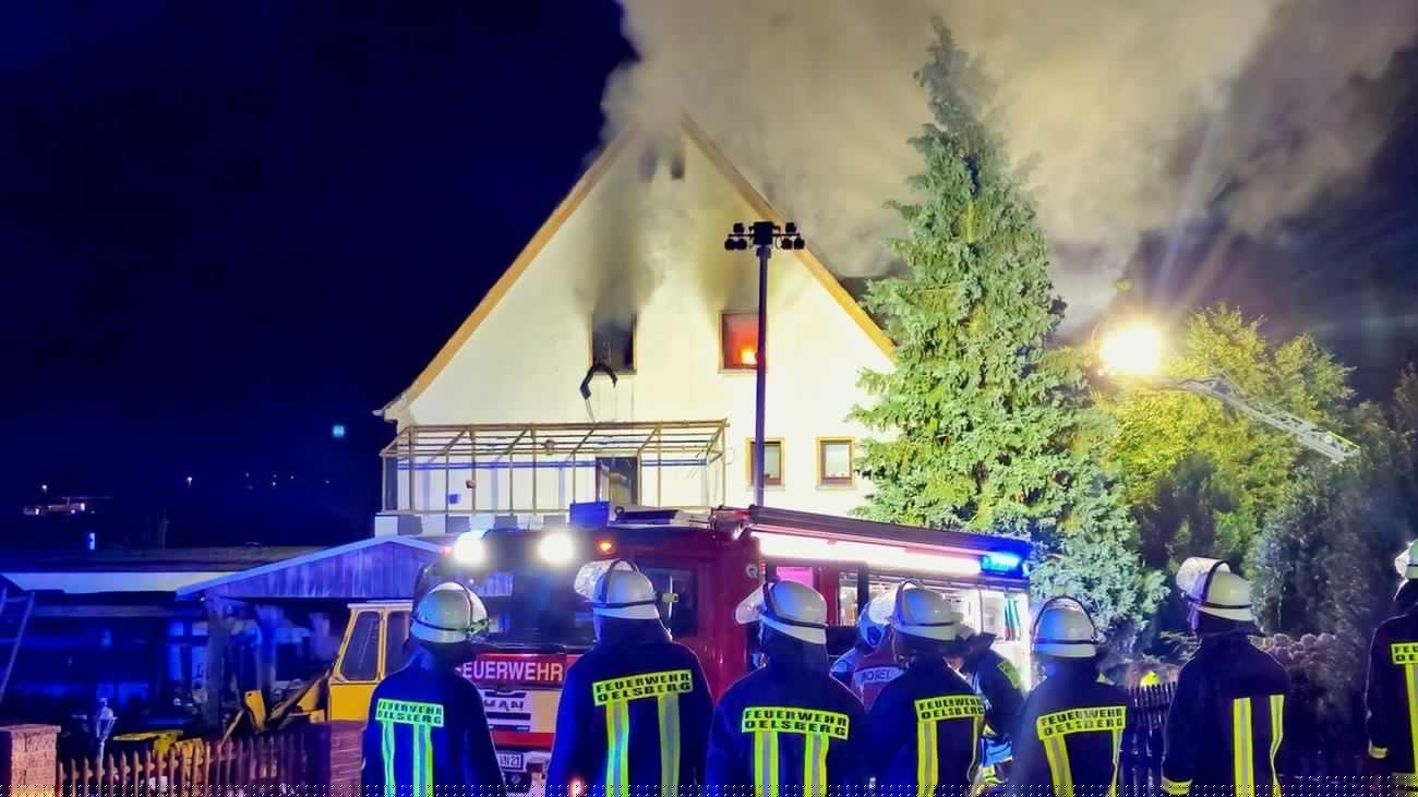 Brand in Mehrfamilienhaus: Haus nach Brand unbewohnbar – zwei Verletzte in Oelsberg