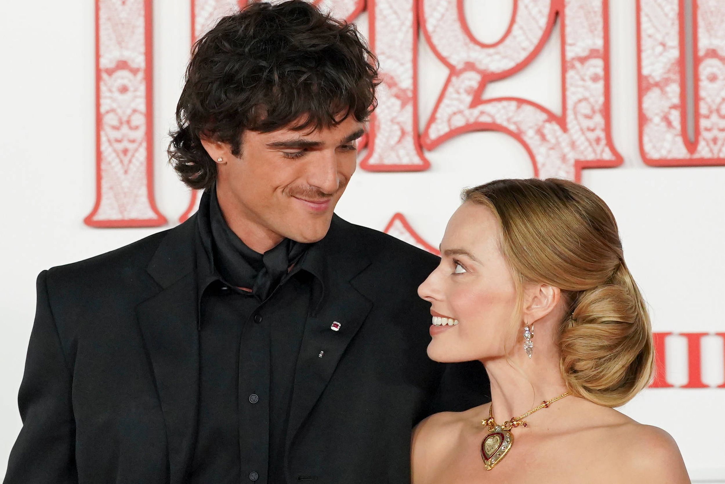 Regards tendres et sourires complices, Jacob Elordi et Margot Robbie sous le charme à Los Angeles