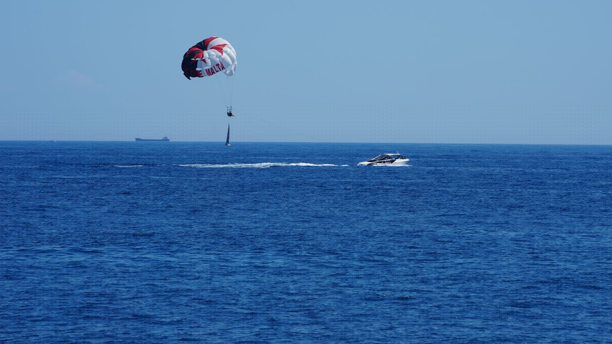 "Il a tout fait pour protéger notre fille" : un père et son enfant grièvement blessés après un accident de parachute ascensionnel près de Marseille