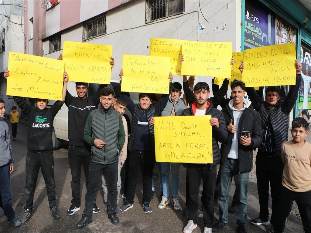 Gençler evlenemedikleri için eylem yaptı