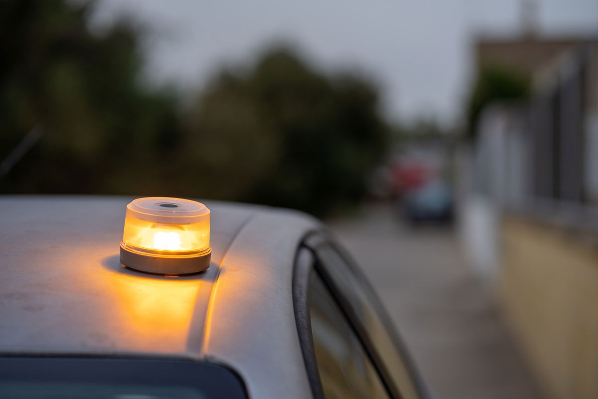 Snow reveals a new headache for drivers: V16 warning beacons struggle in real winter conditions