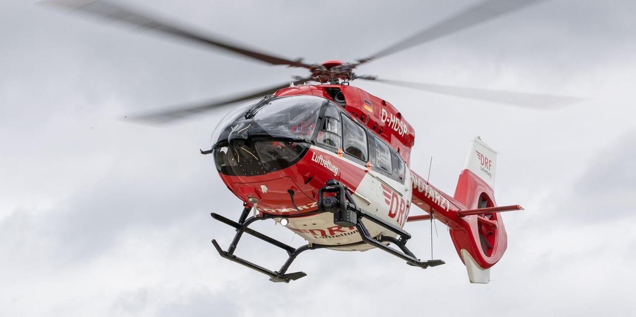 Traktor prallt in Leichtkraftrad: 16-Jähriger schwer verletzt - Staatsstraße war vollgesperrt