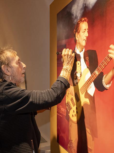 A Palazzo Sersanti . Oltre 2.500 presenze alla mostra del Gallo . La solidarietà è rock