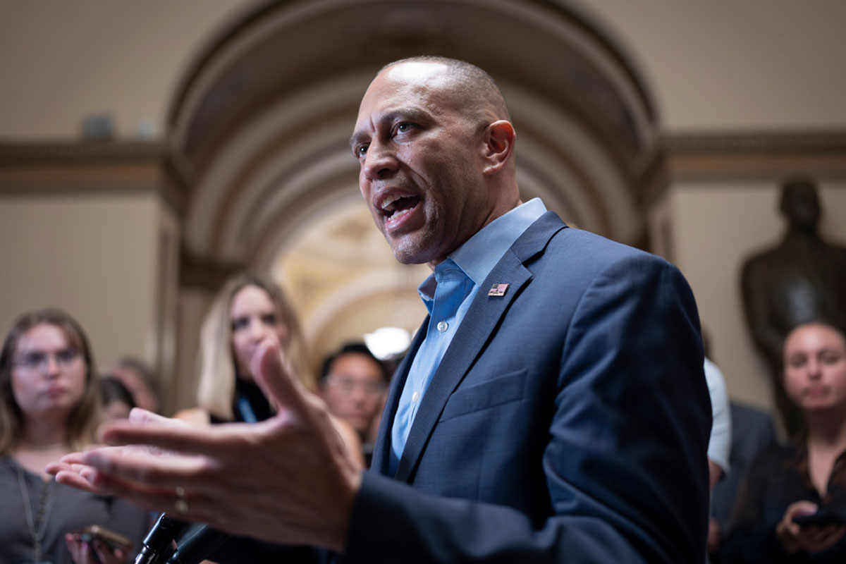 Hakeem Jeffries responsabiliza a Stephen Miller de la violencia generada por el DHS en Minneapolis