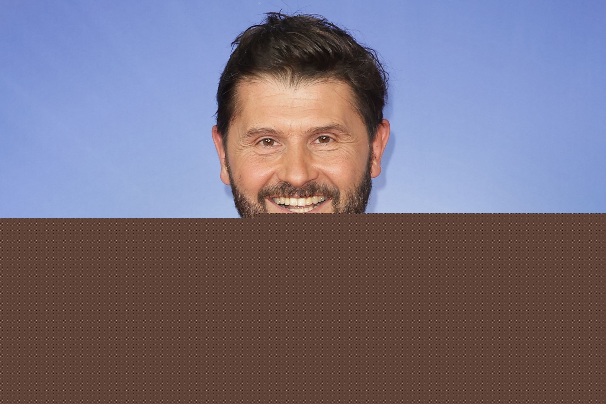 Sous l'oeil amusé de son papa, le fils de Christophe Beaugrand vit déjà un bel amour de vacances à 6 ans