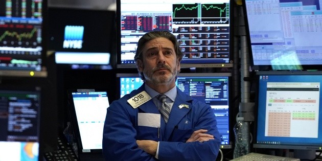 Wall Street baja ligeramente y se aleja de récords mientras el petróleo oscila