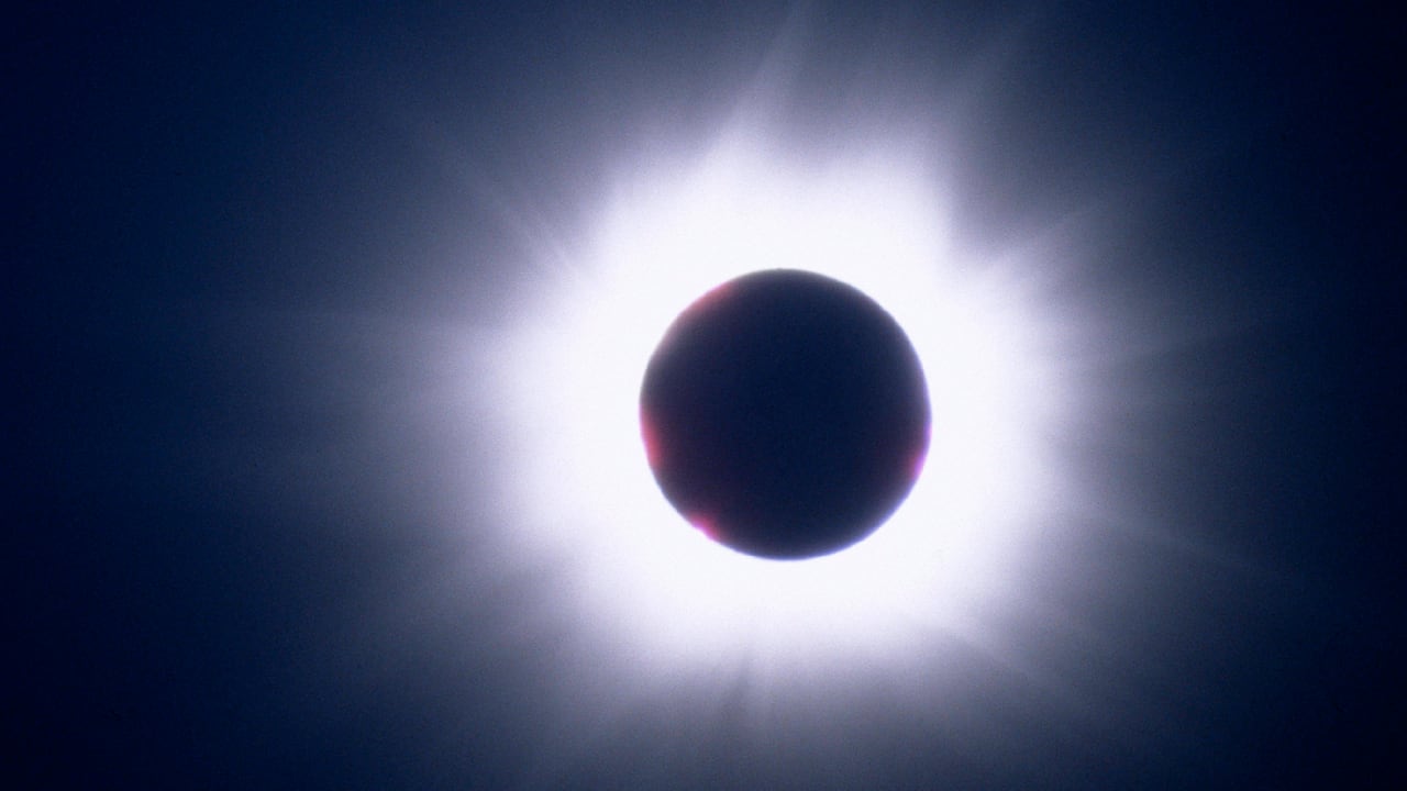 Schwarzer Fleck verschluckt die Welt - Astronauten beobachten Sonnenfinsternis