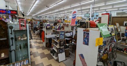 People Drive From All Over Wisconsin To Score Rare Treasures At This Enormous Antique Store
