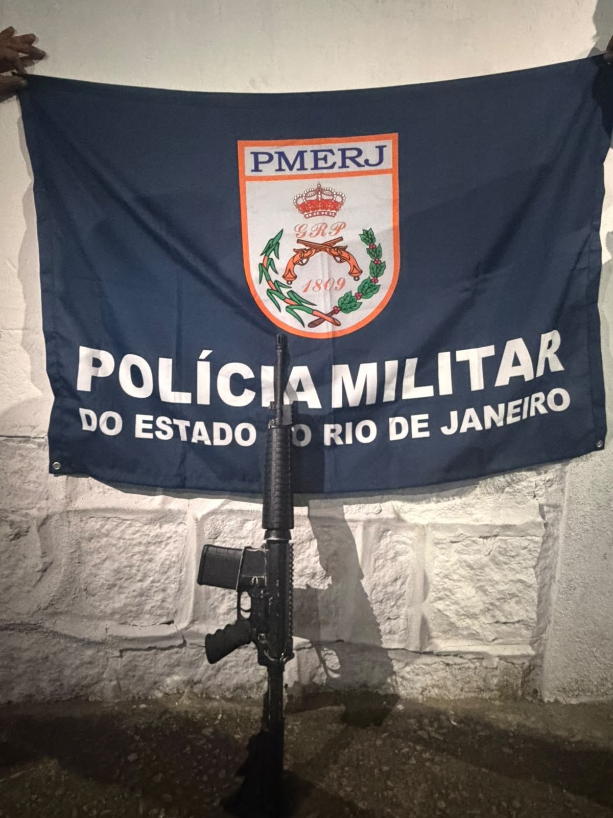 Suspeito morre após confronto com policiais no Jardim América; fuzil é apreendido