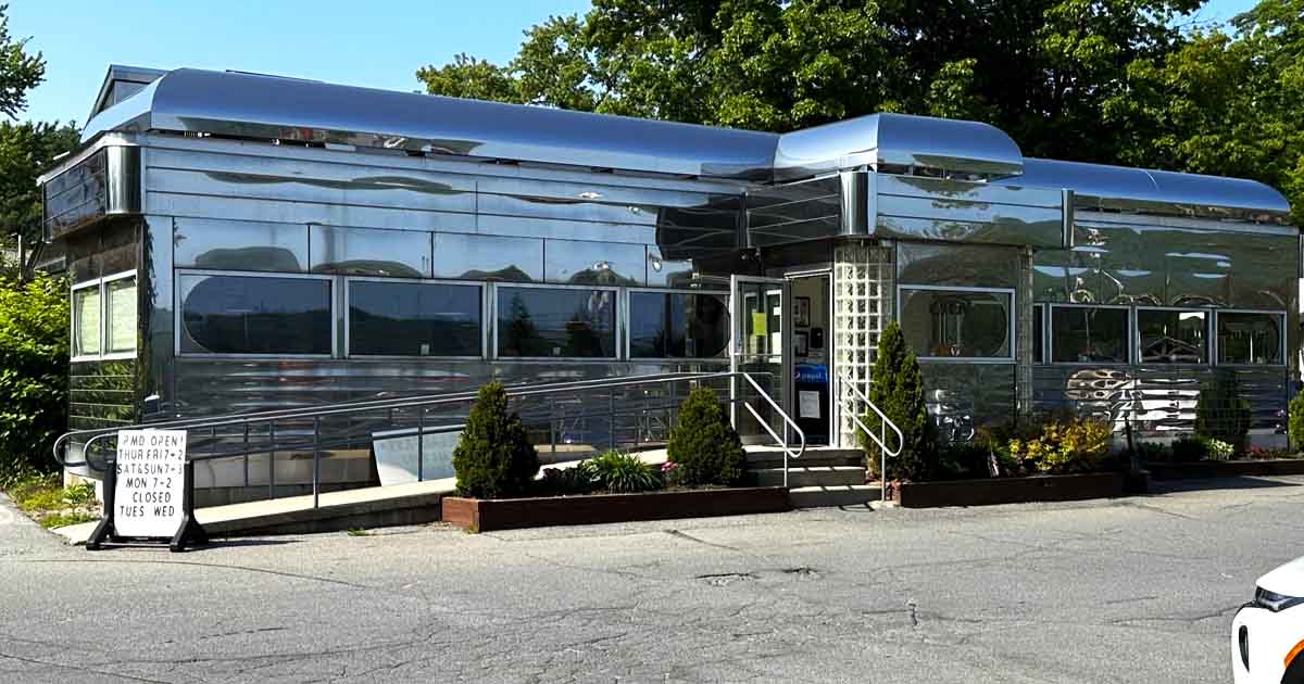 People Drive From All Over New York To Eat At This 1950s-Style Diner