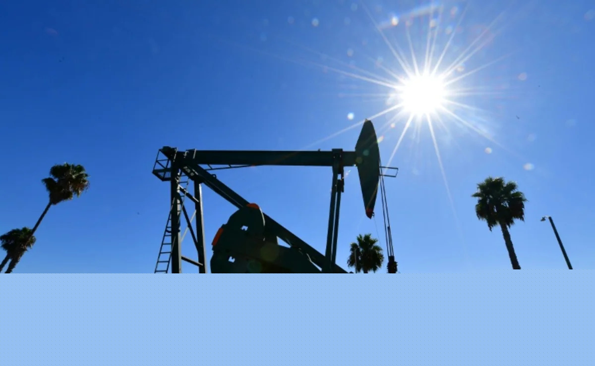 Oil prices lower, stocks higher as Hormuz doubts drag on