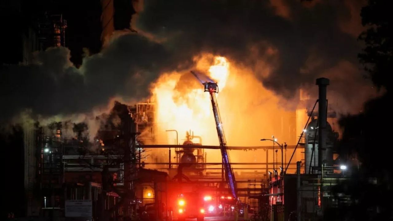 Massive fire at Chevron Refinery near Los Angeles; Video surfaced
