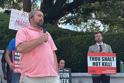 Victim’s son asks Alabama to stop execution of man who killed his mother in a gas station holdup