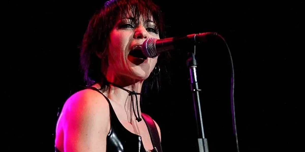 Joan Jett anuloi dy koncerte pas operacionit, muzikantja duhet t'i përkushtohet fizioterapisë