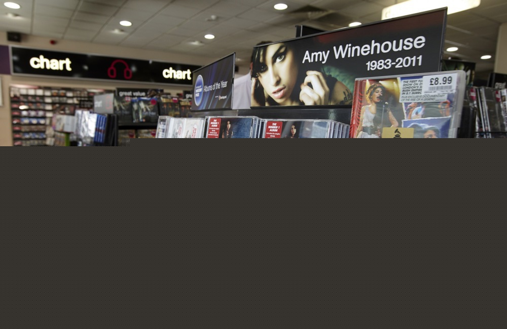 Otac Amy Winehouse mora platiti gotovo milion funti njenim prijateljicama
