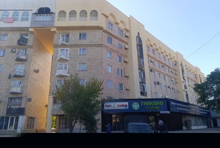 Жители дома в&nbsp;Бишкеке боятся лишиться света и&nbsp;воздуха из-за ремонта фасада