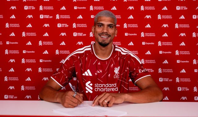 Ronald Araujo transfer news: Liverpool complete deal to sign Barcelona defender on loan with option to buy
