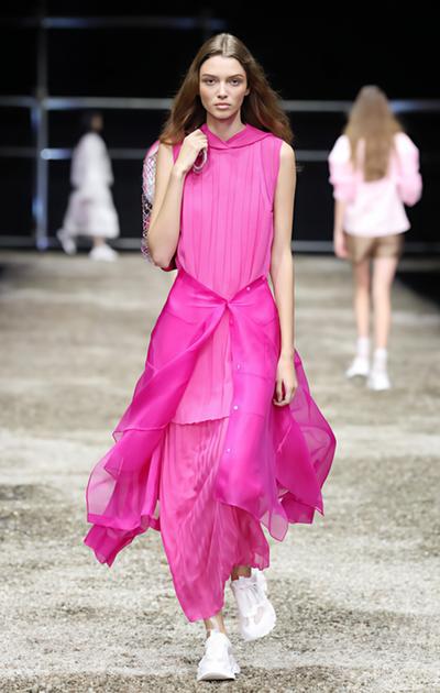 Romantica e dinamica, purché colorata: è la donna d’estate