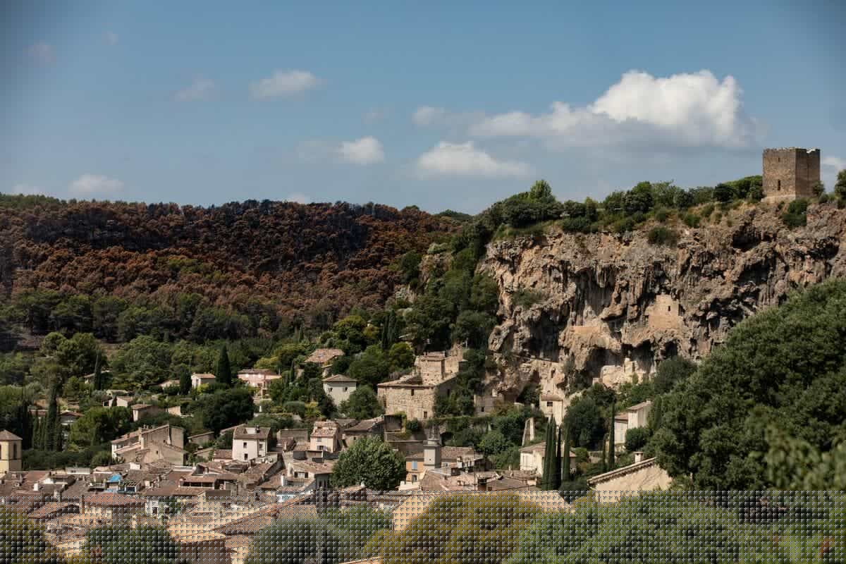 « Le village n’est pas abîmé et nous, on existe, on vit ! » : à Cotignac, un premier jour de marché post-incendie qui redonne de l’espoir