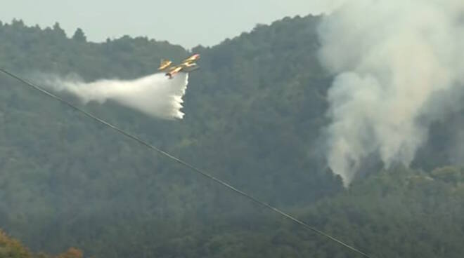 Tignale, l’inferno di fuoco è sotto controllo e le case fuori pericolo