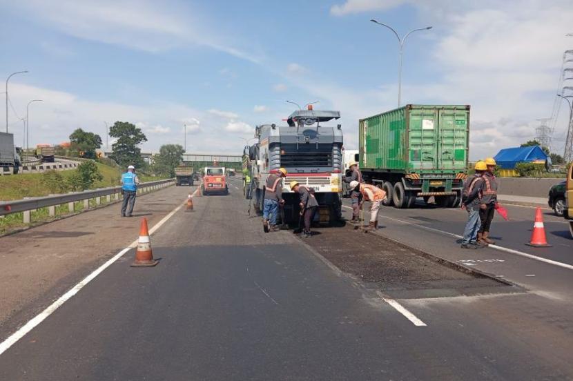Astra Tol Tamer Percepat Perbaikan Jalan Rusak Akibat Hujan