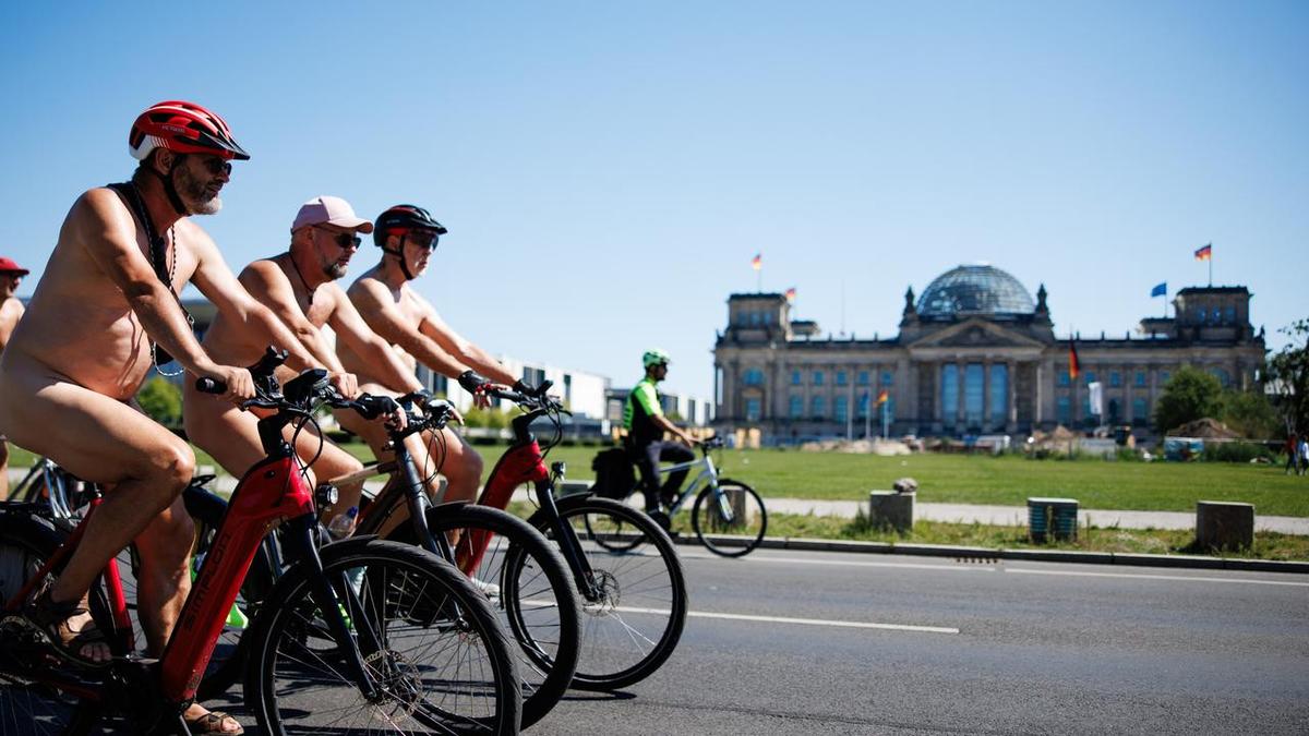 Hundreds of naked cyclists ride through Berlin
