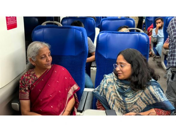 India News | Nirmala Sitharaman Travels to Jaipur by Vande Bharat, Interacts with Students and Young Media Professionals