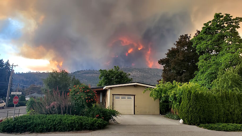 Wildfire explodes to 1,000 hectares west of Summerland, British Columbia -15,000 evacuated