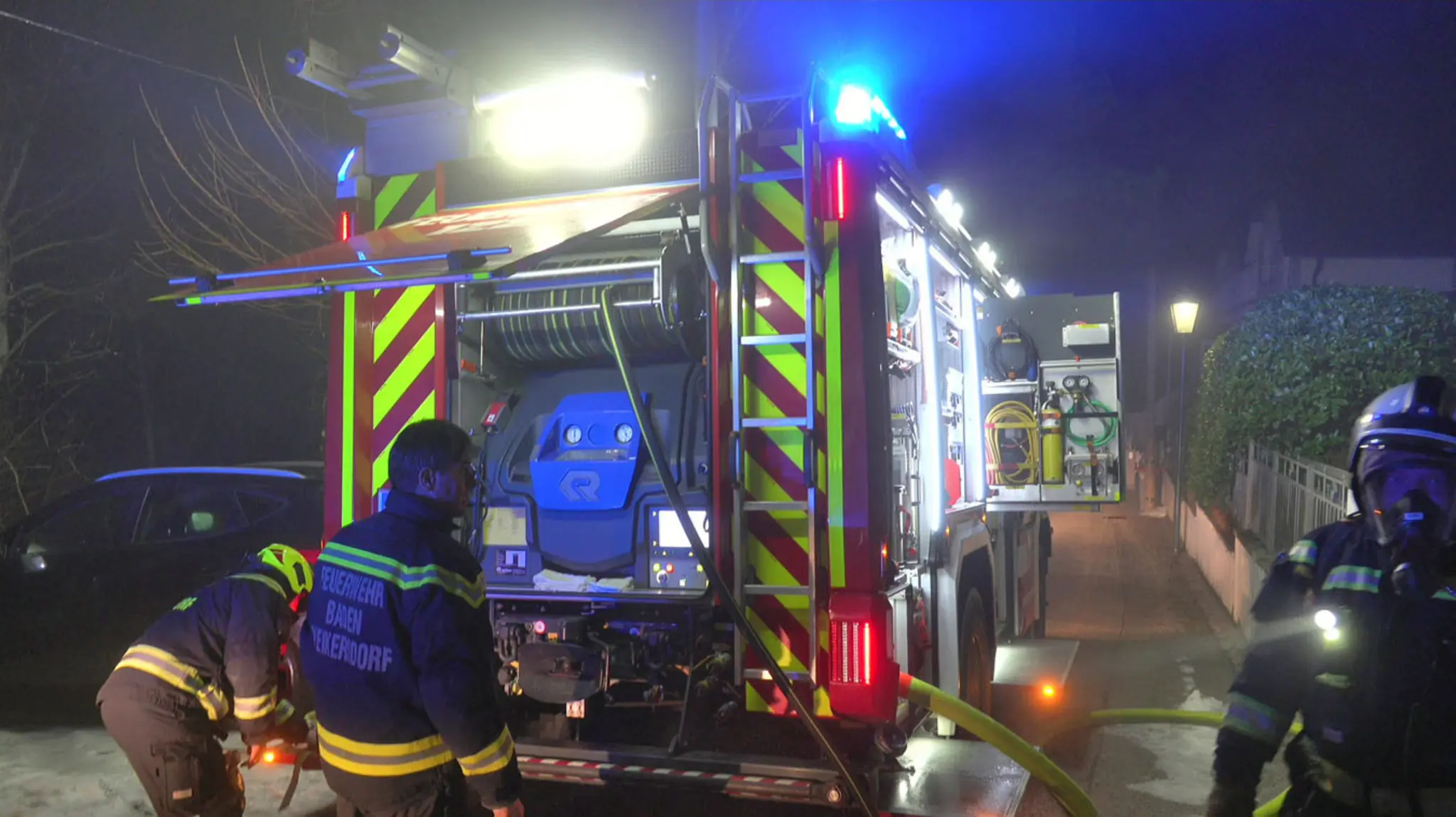 Feuerwehr rettet bettlägerige Frau aus Brandwohnung