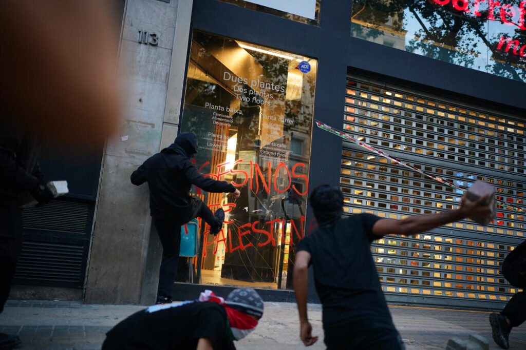 Aldarulls i càrregues al centre de Barcelona per una manifestació pro-Palestina