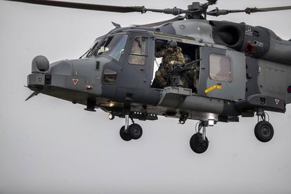 Navă rusească, gonită de un elicopter de atac al Marinei Regale britanice, după ce a ancorat deasupra cablurilor de date: „Profund suspectă”