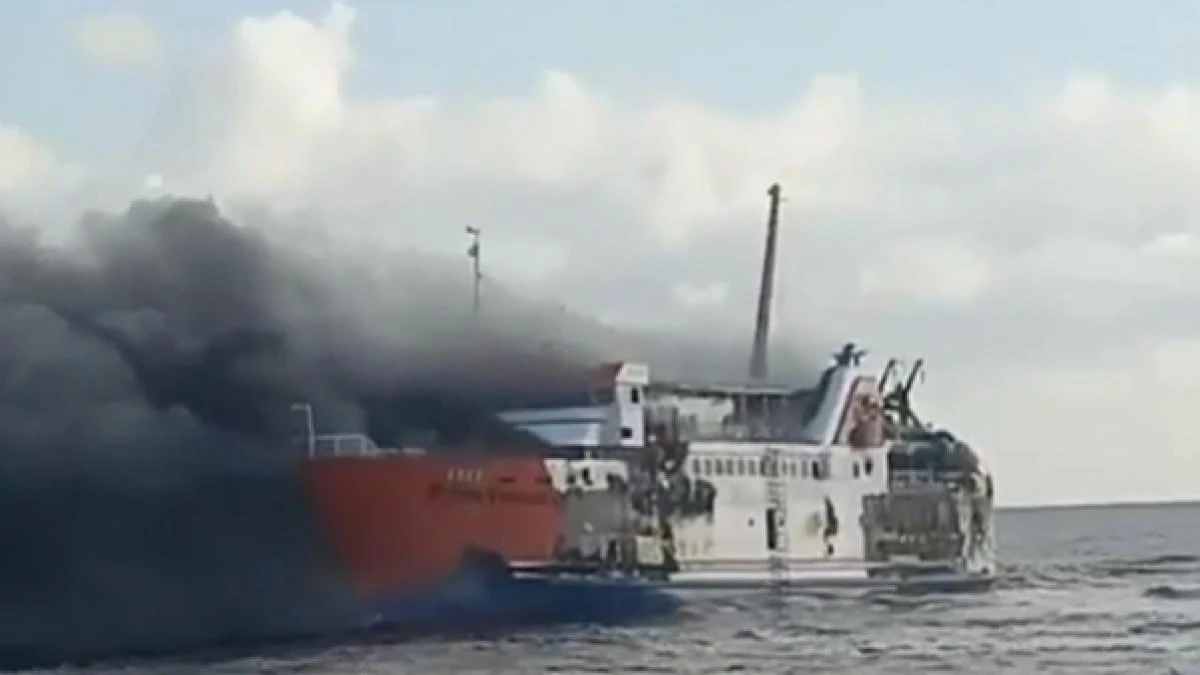 Incendiu pe un feribot cu 131 de persoane la bord, în largul insulei Bali. Operațiune amplă de salvare - VIDEO