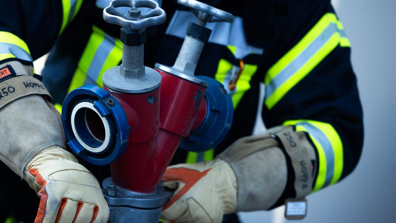 Feuerwehr im Einsatz: Scheune bei Brand zerstört - Halbe Million Euro Schaden