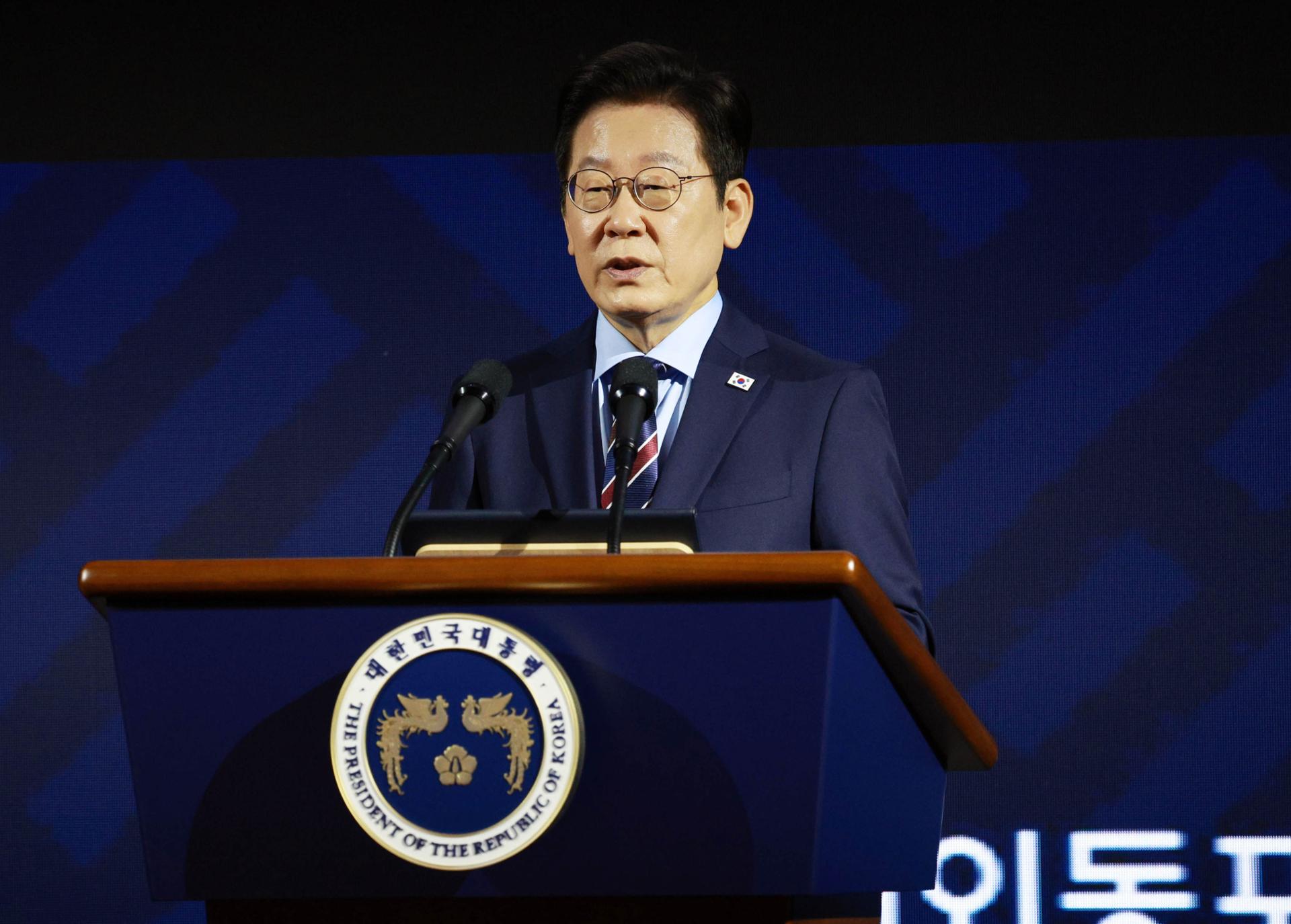 Lee pledges to review lowering age threshold for dual citizenship of overseas Koreans