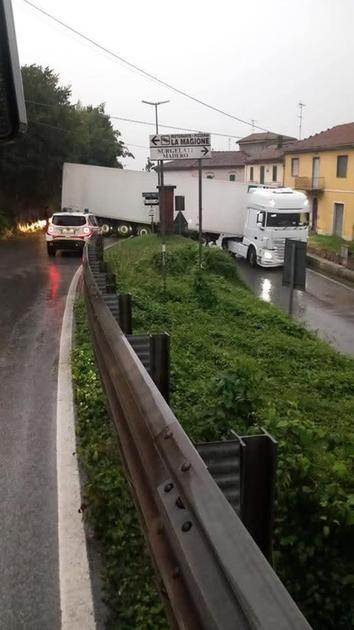 Traffico ancora in tilt. Dal sottopasso allagato al camion incastrato