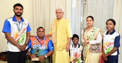 Lieutenant Governor Shri Manoj Sinha today met Arjuna Awardee Para-Archer Shri Rakesh Kumar, and National Champion Para-Archer Payal Nag, at Raj Bhawan.